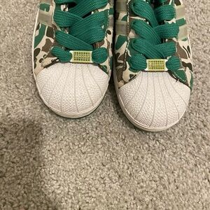 Adidas Ali color G5
Mens Size 9
Camaflouge Superstar
Camp 35th Stan JS Mens